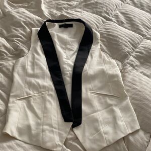 Beautiful vest in off white with black